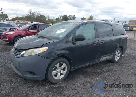 2012 Toyota Sienna Le 8 Passenger z USA, uszkodzony, nr VIN 5TDKA3DC1CS009352